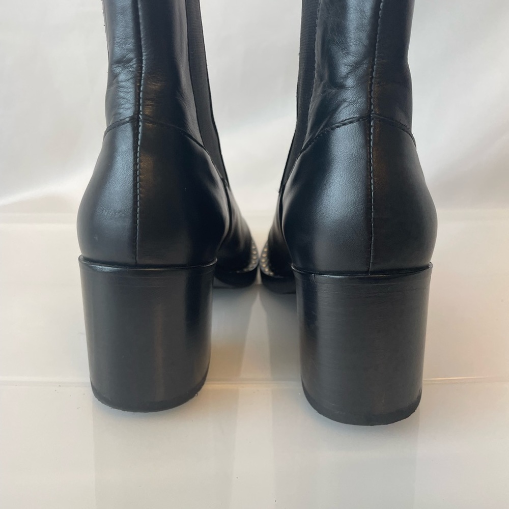 Laura bellariva brand leather ankle boots.